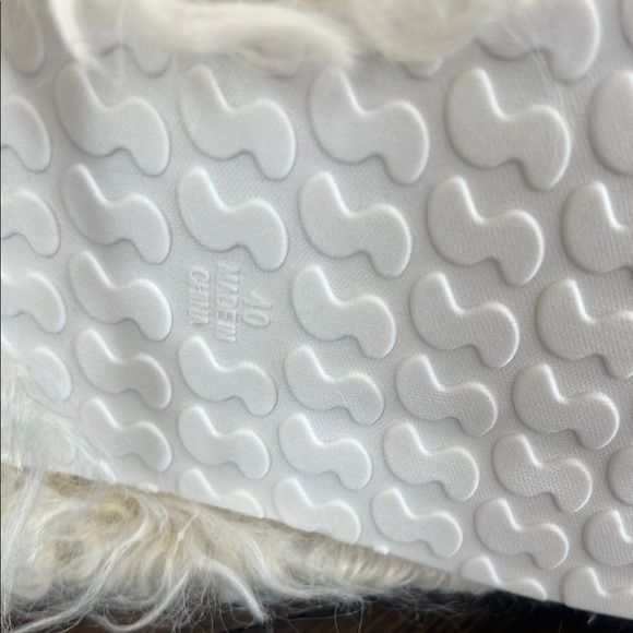 💕SKIMS Faux Fur Shaggy Boots Slippers💕 - Picture 5 of 10